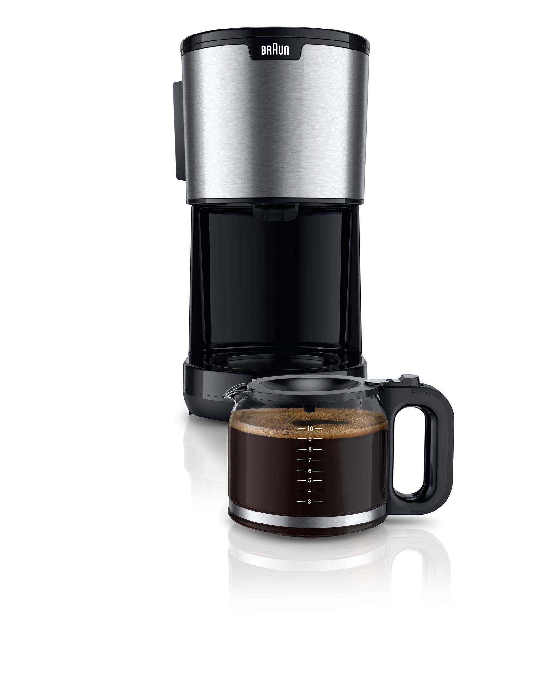 Srebrno-czarny ekspres do kawy Braun ze szklaną karafką wypełnioną kawą.