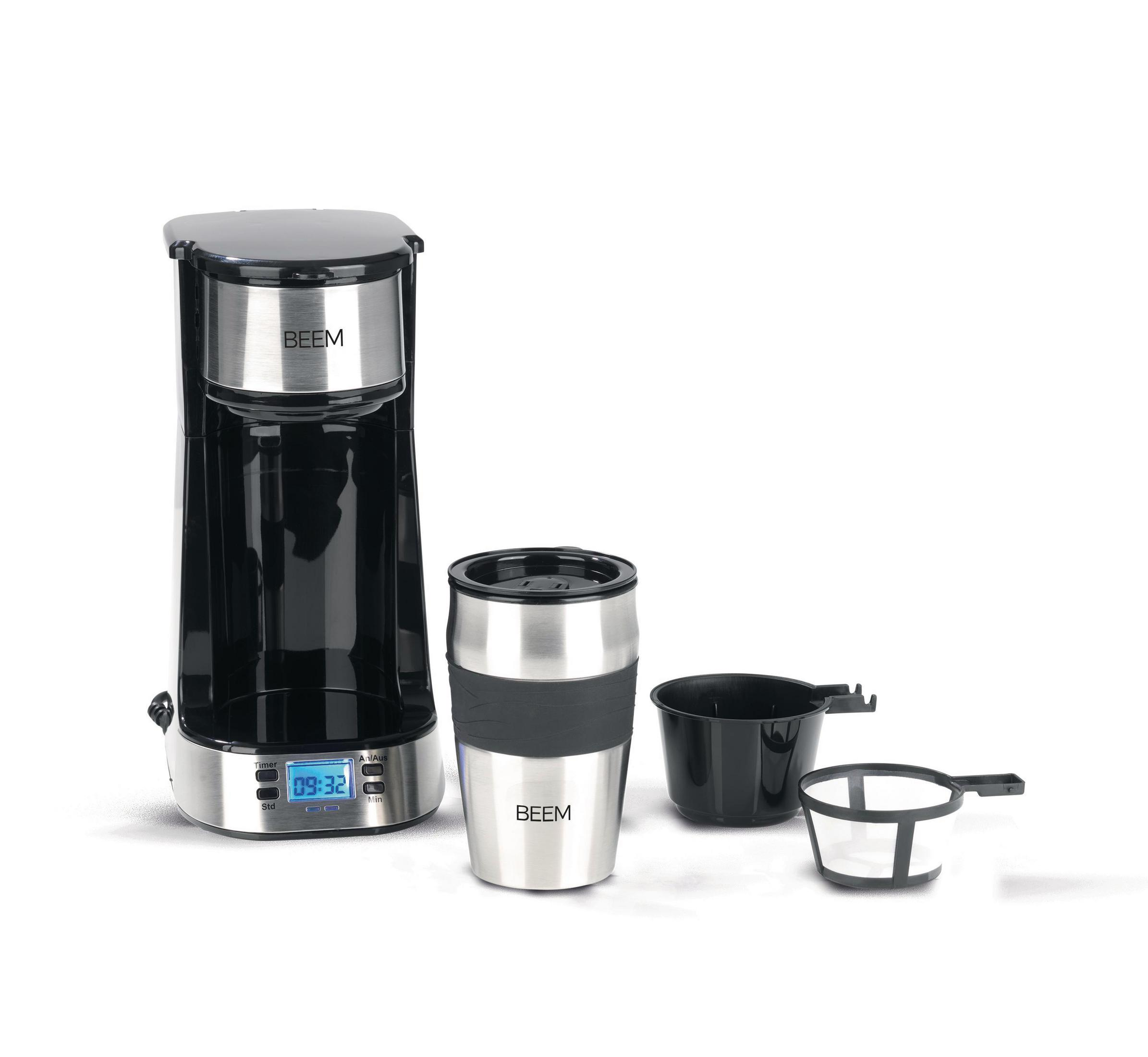 Schwarz-silberne Kaffeemaschine mit Zubehör: Tasse, Filter und Thermobecher. Der Hintergrund ist weiß.