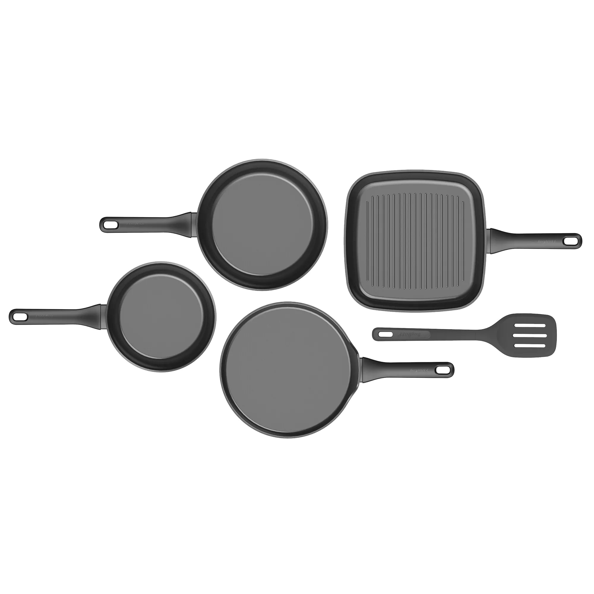 Un ensemble de poêles grises et une spatule sur fond blanc. Certaines poêles sont carrées.