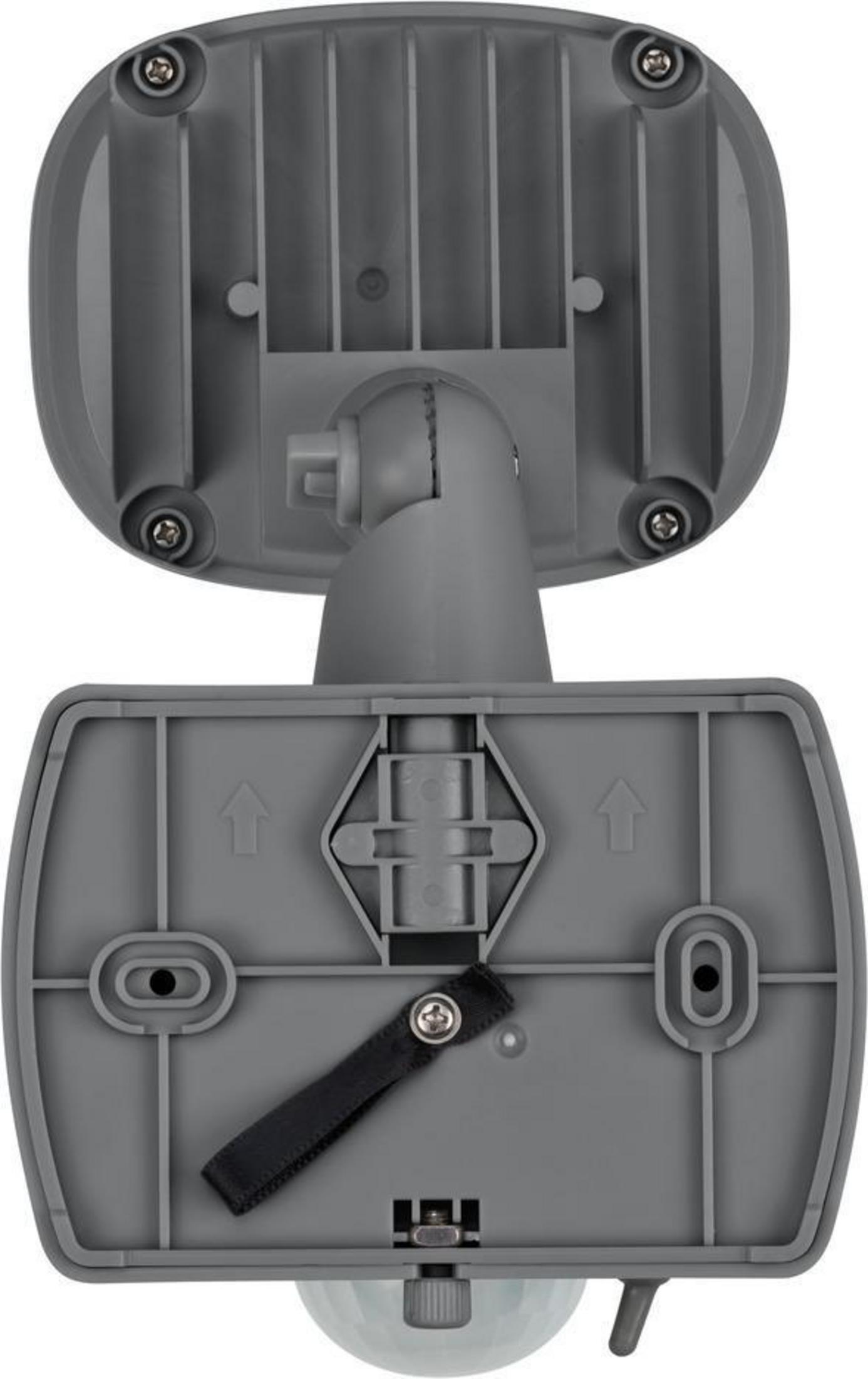 Szara lampa z czujnikiem ruchu o prostokątnym kształcie. Widoczne śruby i otwory wentylacyjne.