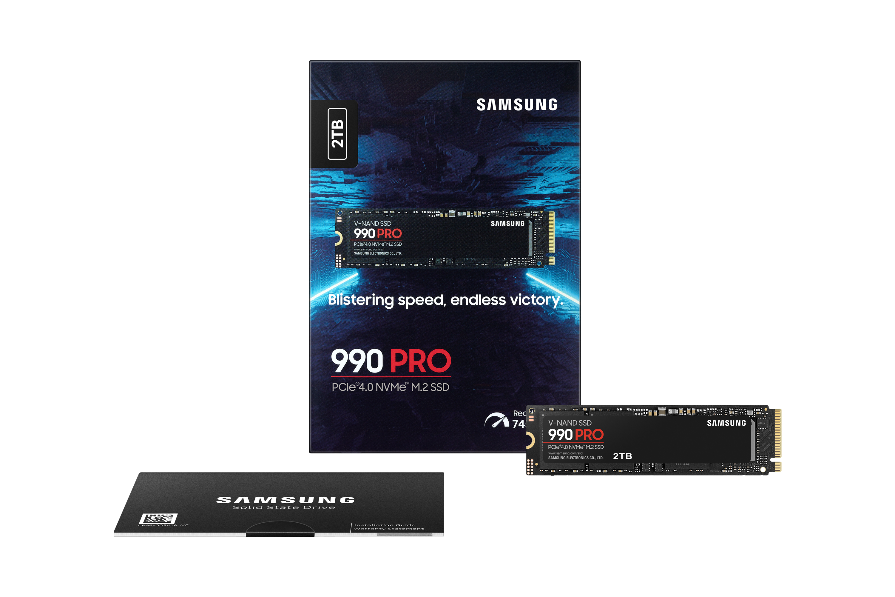 Eine Box und zwei SSDs. Die Verpackung zeigt die SSDs. Weißer Hintergrund.