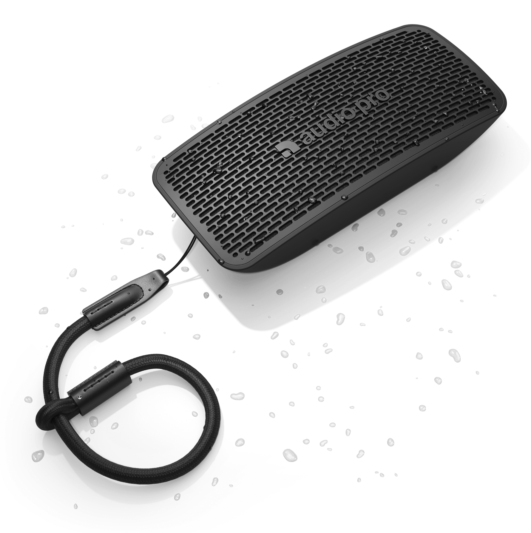 Haut-parleur rectangulaire noir avec dragonne, entouré de gouttelettes d'eau sur fond blanc.