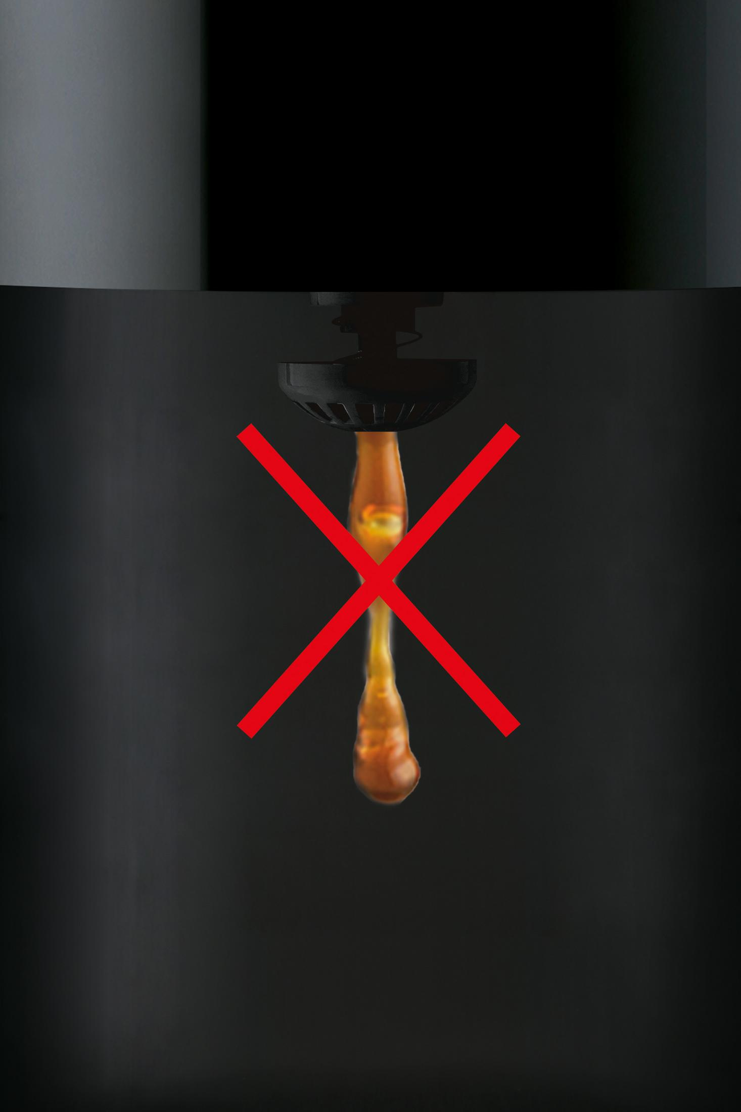 Bild zeigt tropfenden Kaffee. Rotes Kreuz über dem Kaffeestrahl, schwarzer Hintergrund.