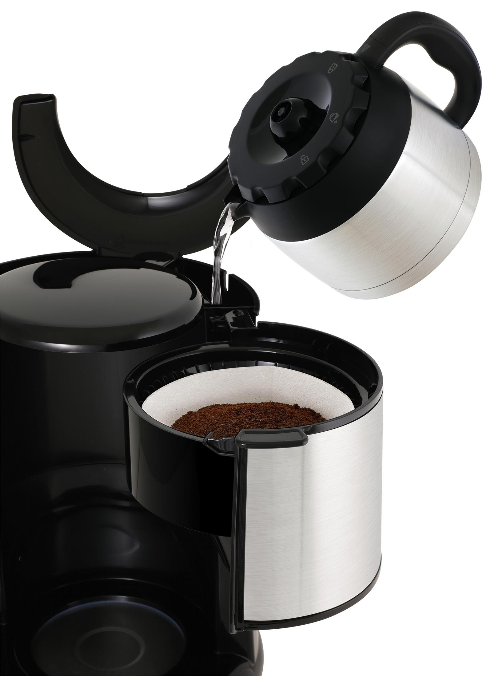 Ekspres do kawy wlewający wodę do filtra z zmieloną kawą.