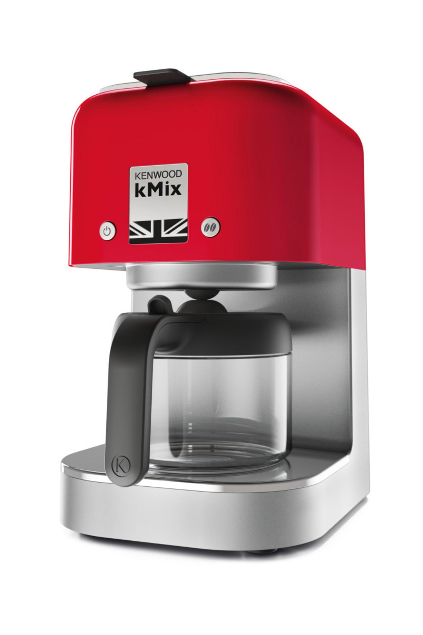 Czerwony ekspres do kawy Kenwood kMix ze szklaną karafką i czarnym uchwytem, odizolowany na białym tle.
