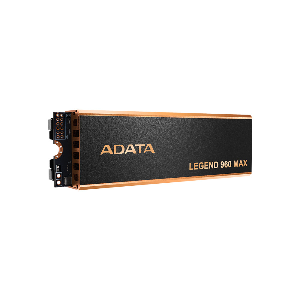 Czarny dysk SSD ADATA Legend 960 MAX ze złotym radiatorem, widok z góry, na białym tle.