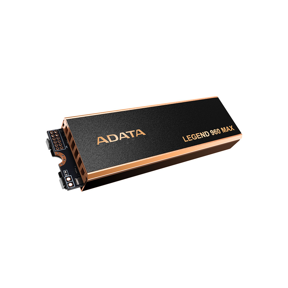 Dysk ADATA Legend 960 MAX SSD, czarny i złoty design. Widok pod kątem, białe tło.