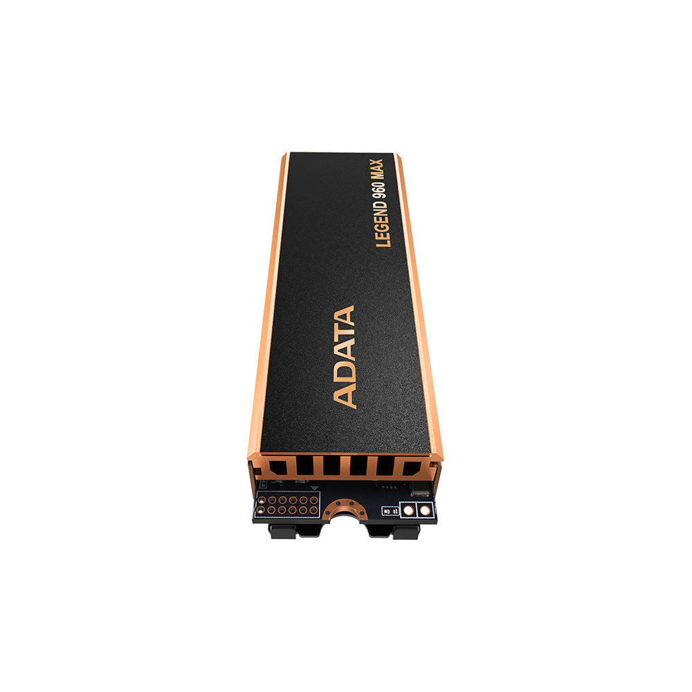 Dysk SSD ADATA Legend 960 MAX, czarny i brązowy. Spód ma złącza, góra czarny radiator.