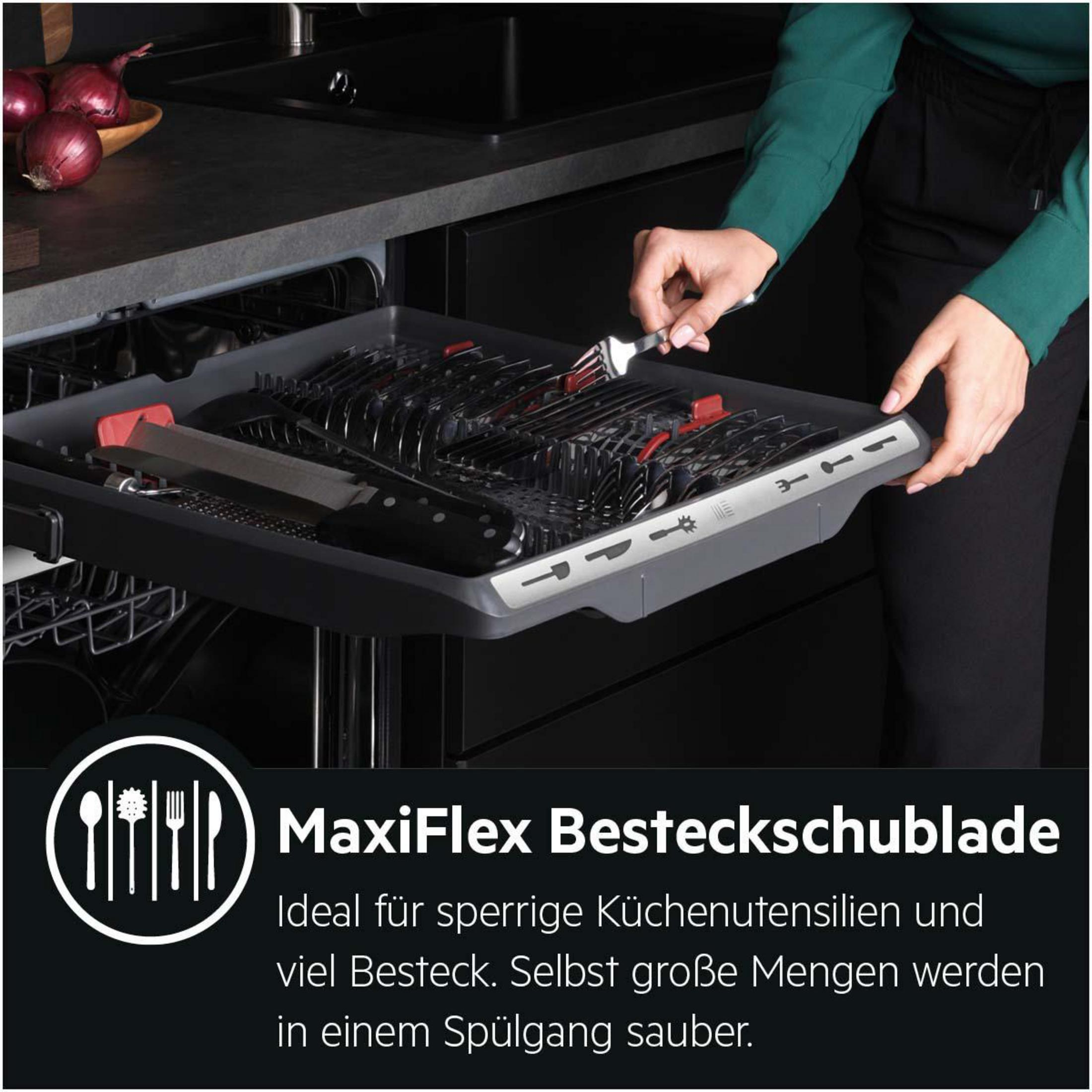Eine Person, die eine Geschirrspülerschublade benutzt, mit Messer und Besteck. Text über die MaxiFlex Besteckschublade.