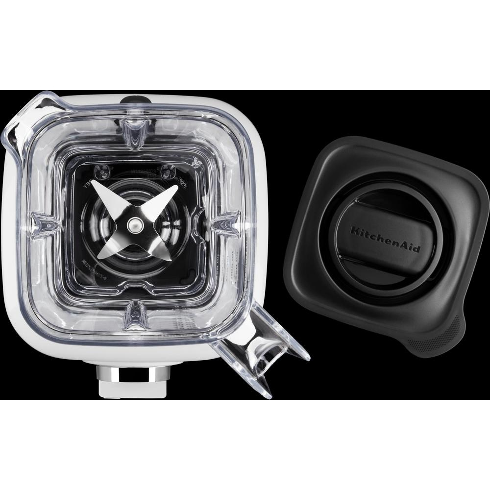 Vista dall'alto di un frullatore KitchenAid con caraffa trasparente e coperchio nero.