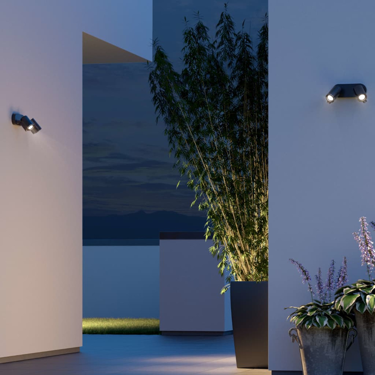 Biały klimatyzator z konstrukcją wentylacyjną. Marka to Electrolux.