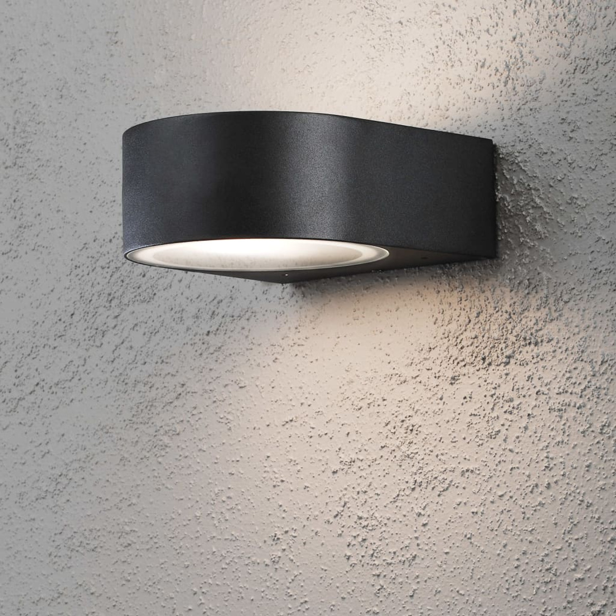 Lampada nera moderna su un muro strutturato.