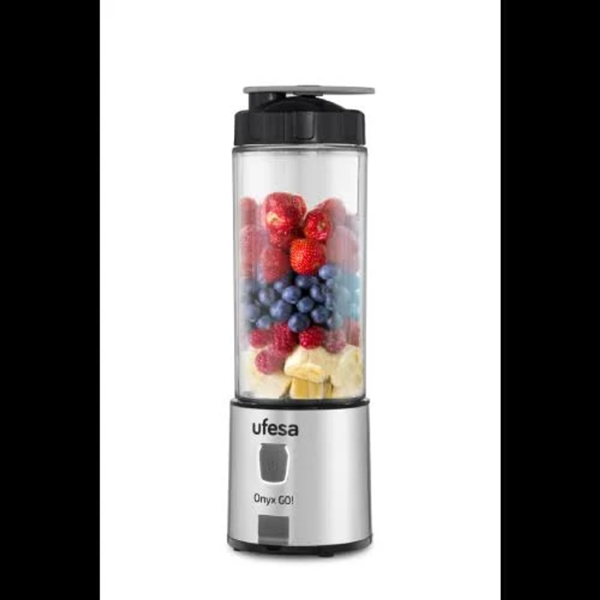 Blender Ufesa Onyx GO! wypełniony jagodami i plasterkami banana.