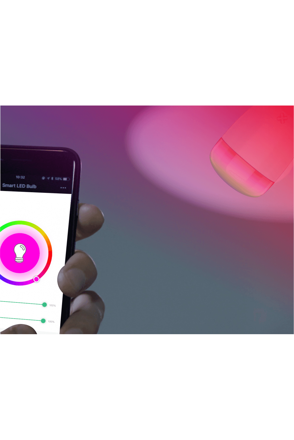 Una mano che tiene uno smartphone che mostra le impostazioni dei colori di una lampadina LED intelligente.