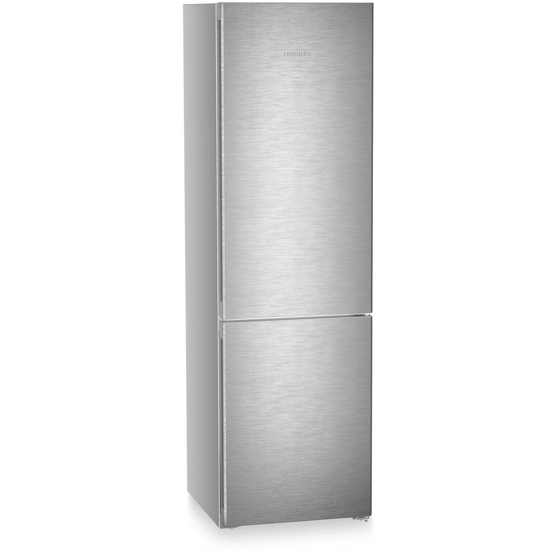 Refrigerador plateado, alto, ligeramente inclinado. La puerta está cerrada.