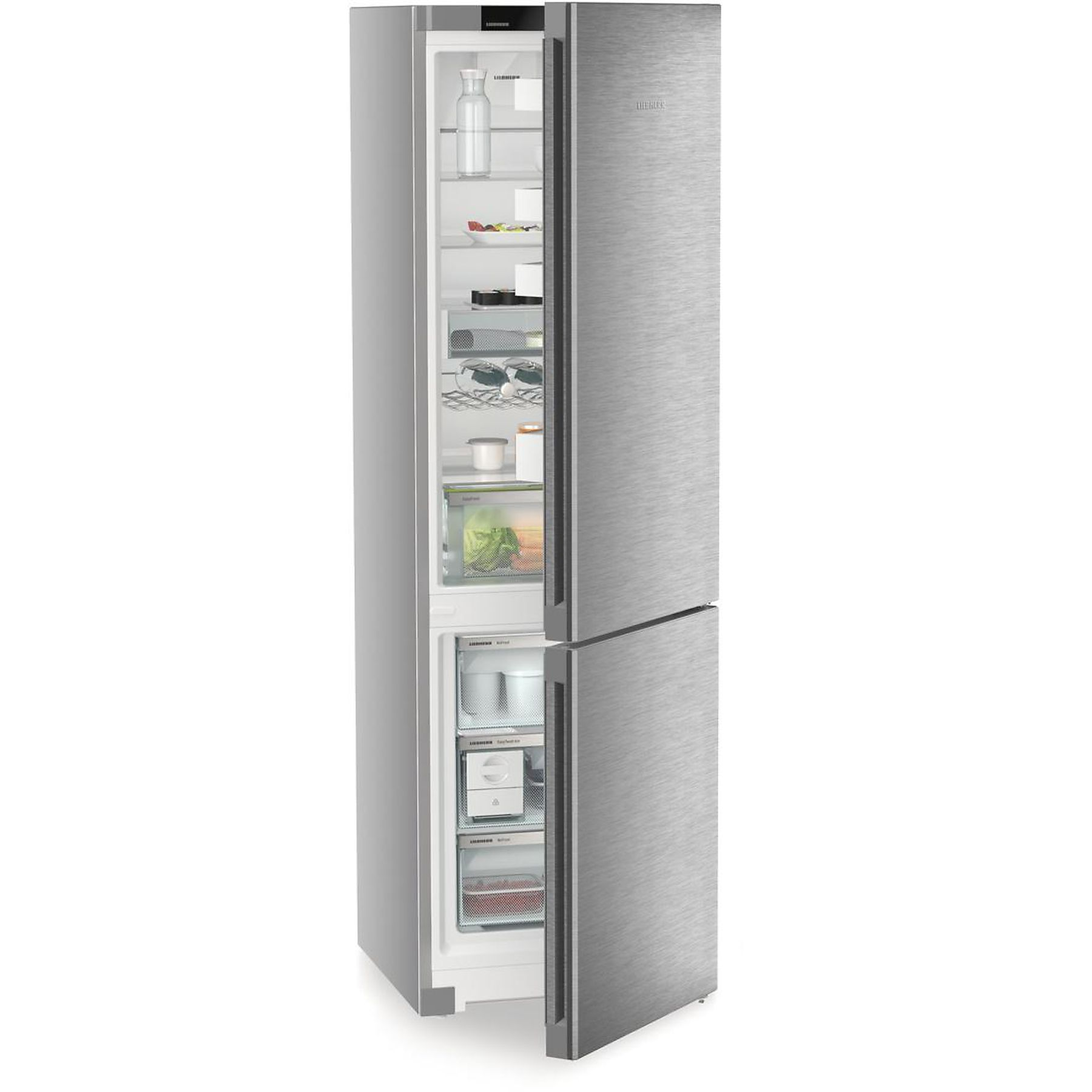 Refrigerador plateado con la puerta abierta, mostrando estantes y contenido interior.