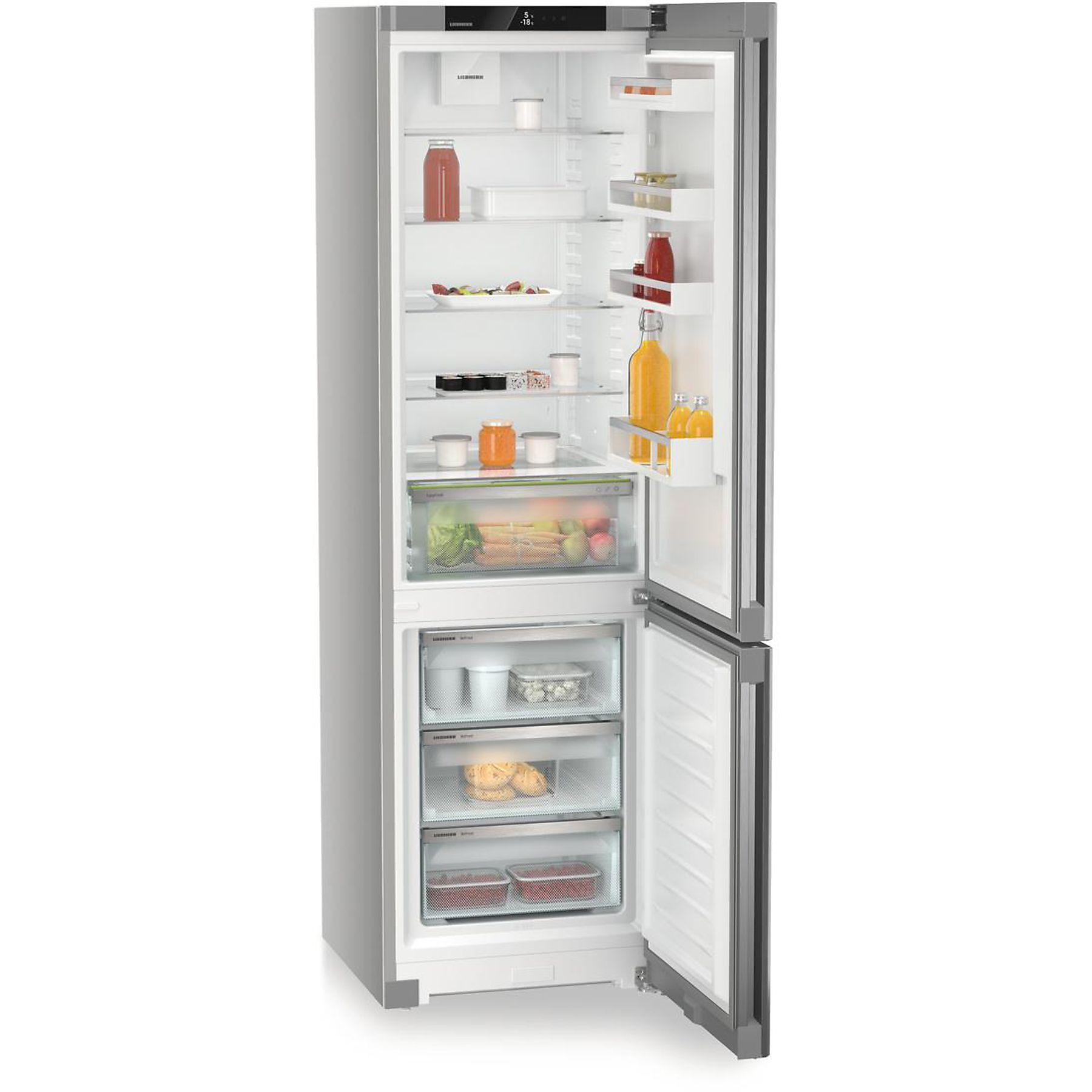 Ein Kühlschrank mit offener Tür, zeigt Regale mit Essen und Getränken. Silberne Außenseite.