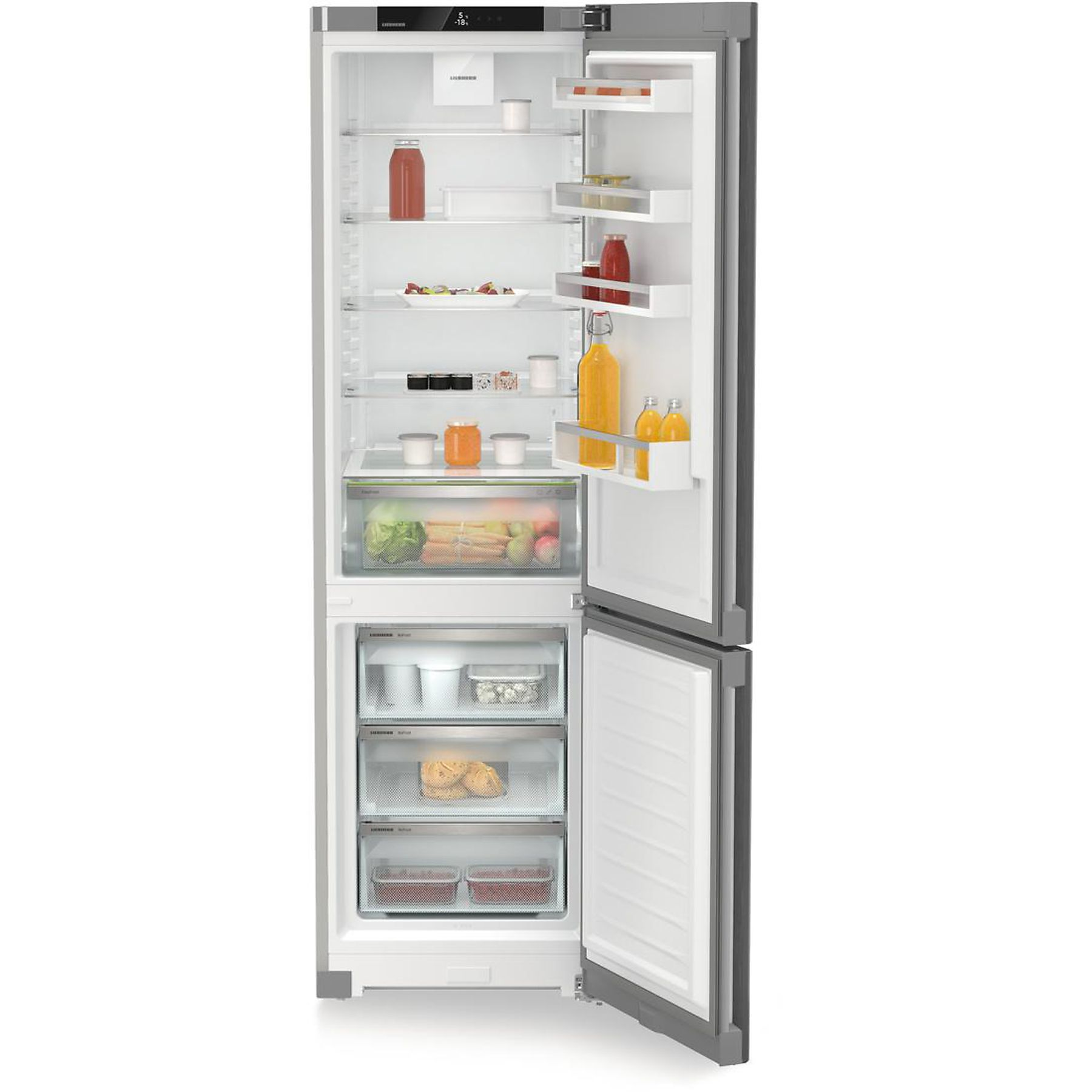 Silberner Liebherr-Kühlschrank, geöffnet, mit Lebensmitteln. Weißer Hintergrund.