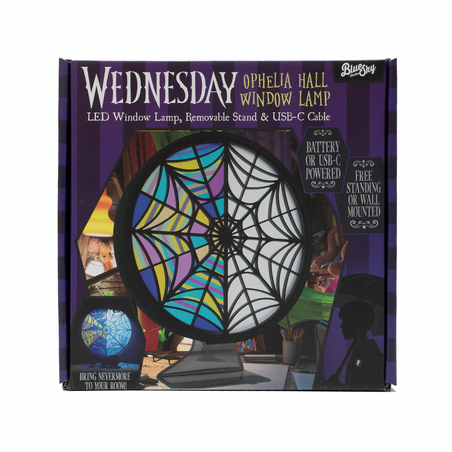 Doos met Wednesday raamlamp, met een spinnenwebontwerp en tekst.
