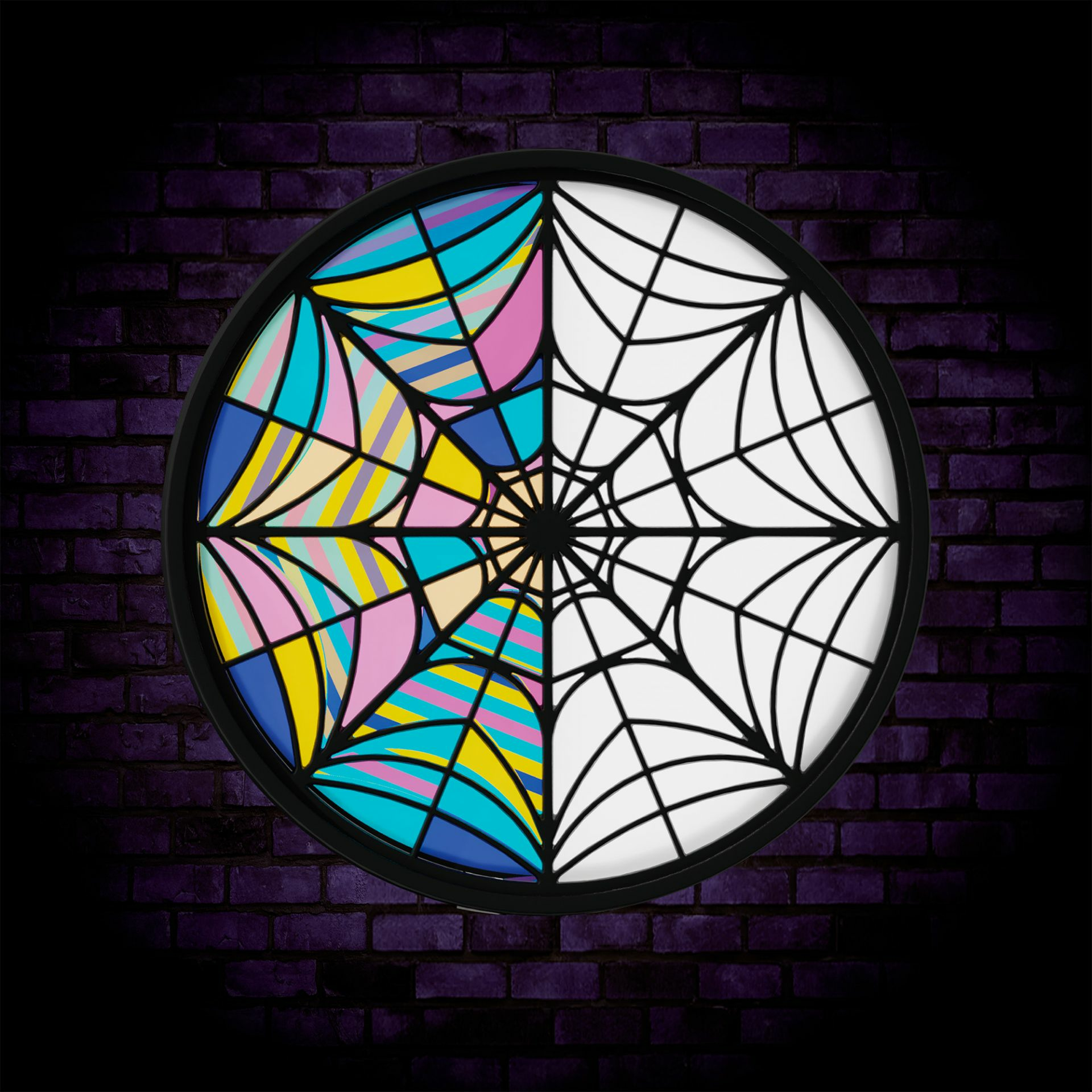 Ronde raamlamp met spinnenwebontwerp, op een bakstenen muur.