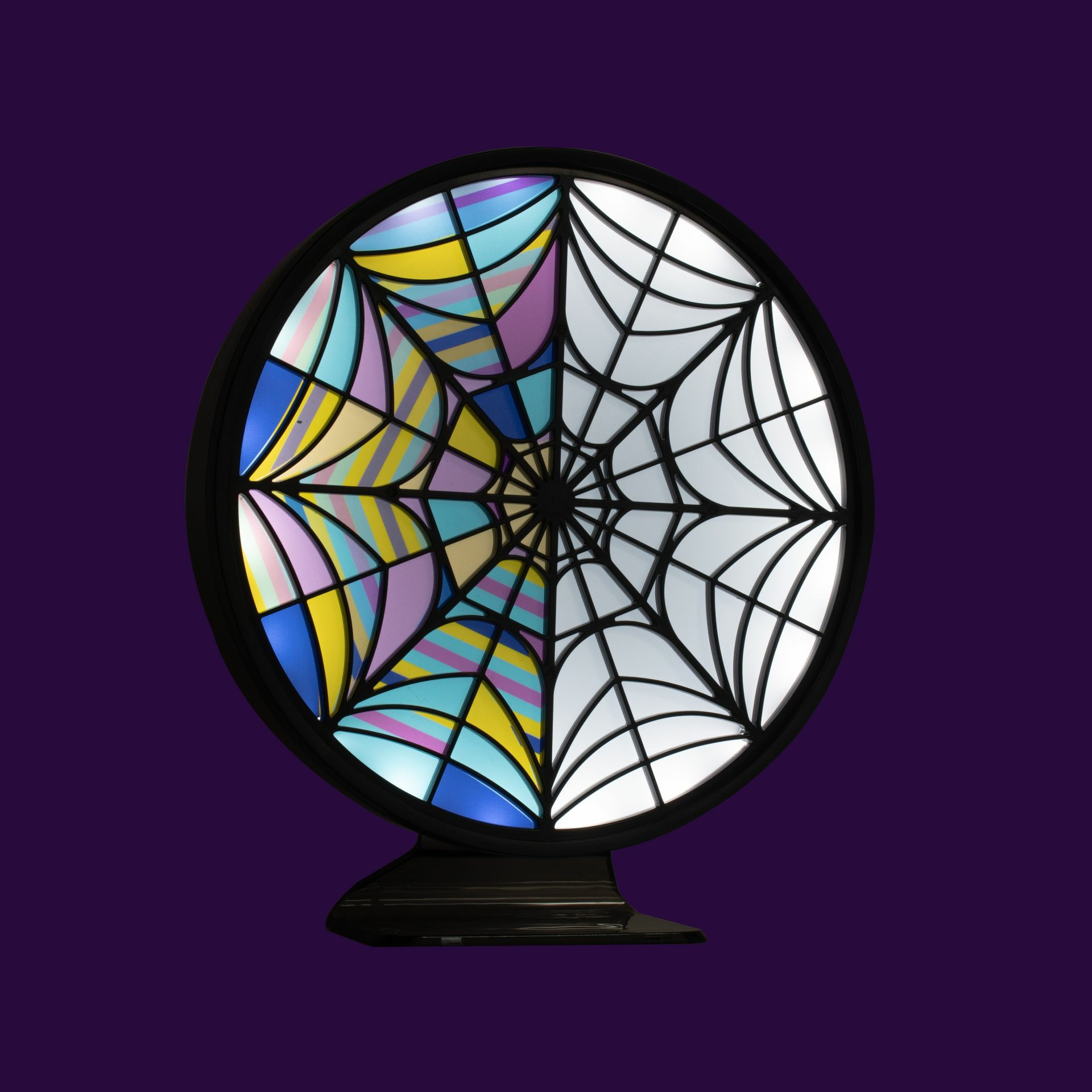 Ronde raamlamp met spinnenwebdesign, paarse achtergrond.
