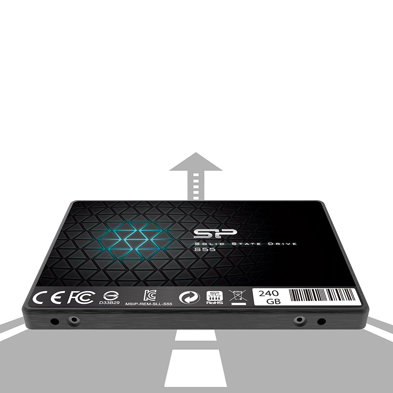 Un SSD con il logo SP, etichetta da 240 GB e una freccia rivolta verso l'alto su una grafica stradale.