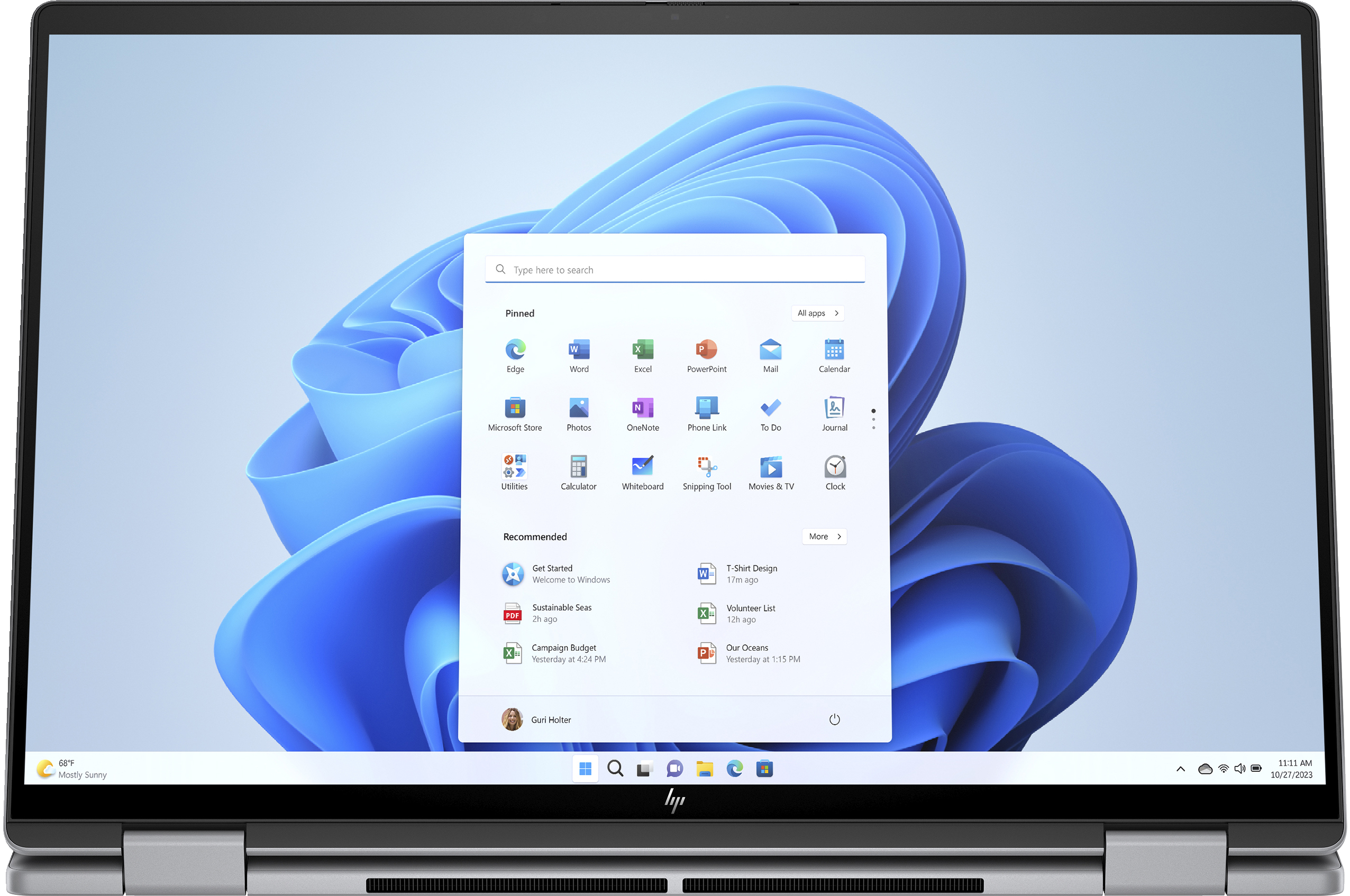Laptop, otwarty, z systemem Windows 11 z menu start. Widok pod kątem.