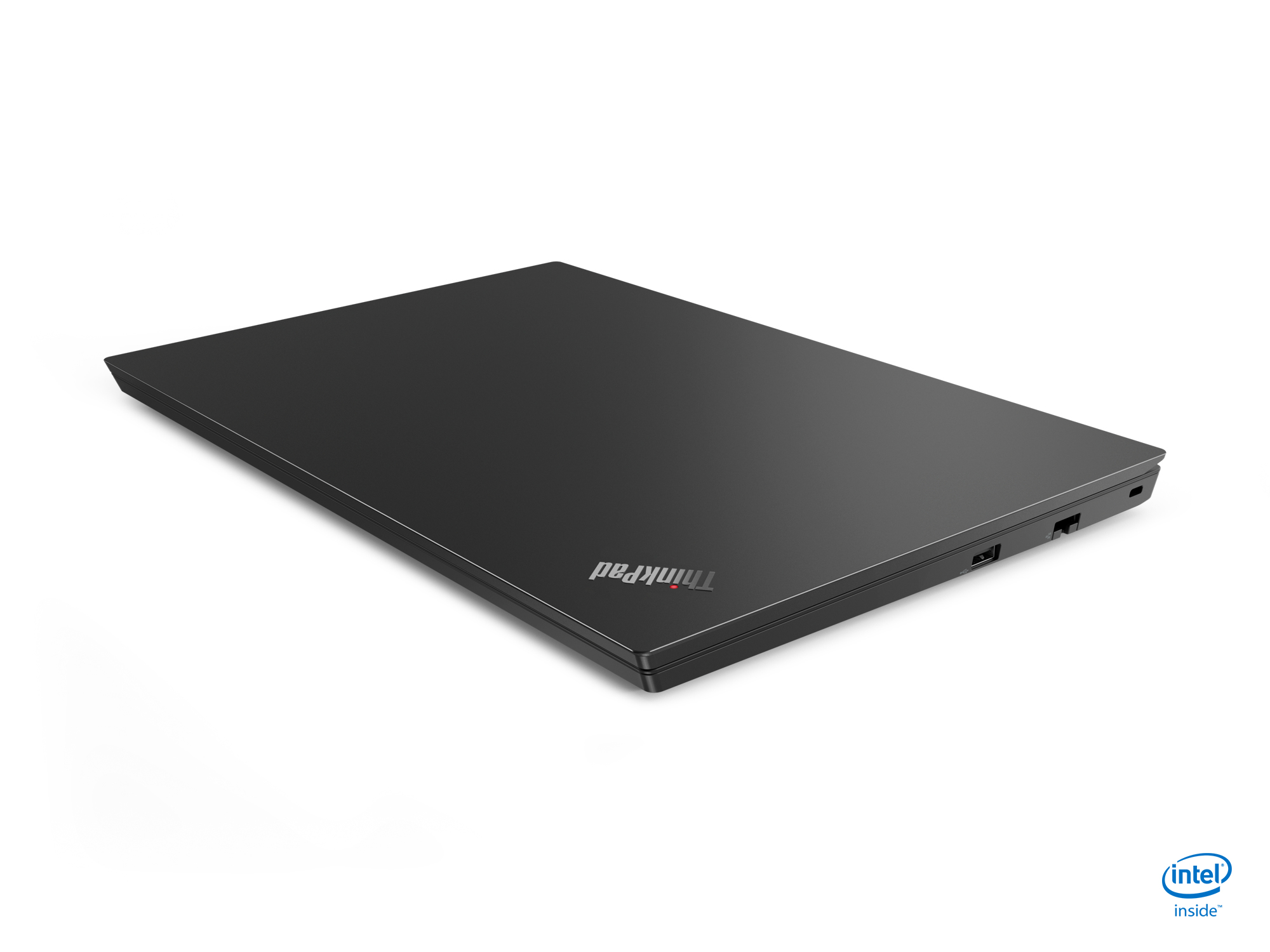 Schwarzes ThinkPad-Laptop, geschlossen. Das ThinkPad-Logo ist sichtbar. Es ist auf weißem Grund.