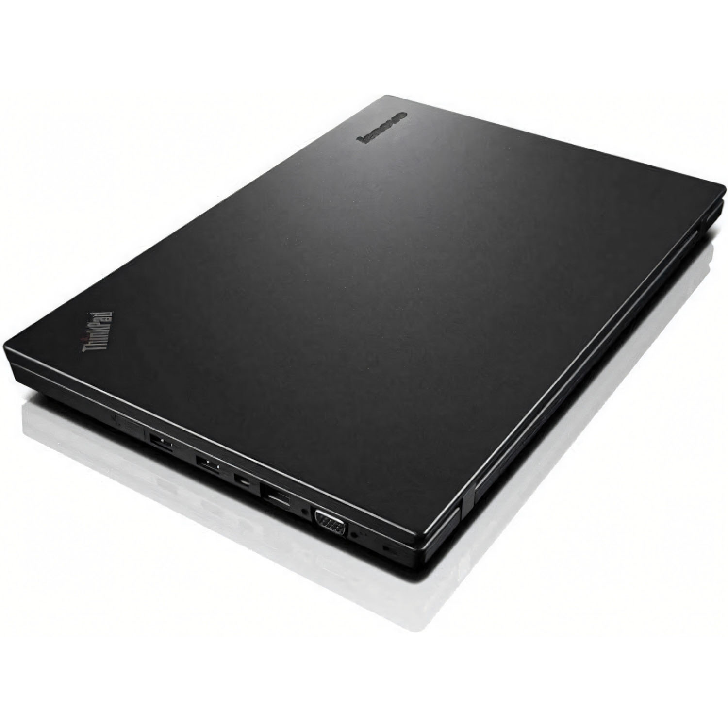 Portátil Lenovo ThinkPad, cerrado, en ángulo. Cuerpo negro, logo Lenovo. Portátil negro cerrado.