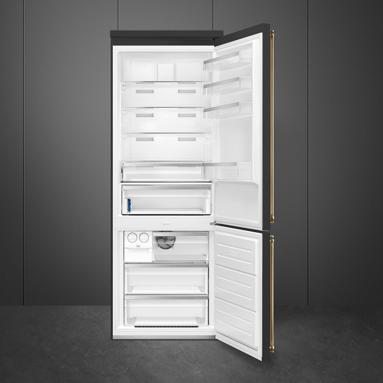 Frigorifero SMEG aperto che mostra ripiani, cassetti e l'interno. La porta è aperta.