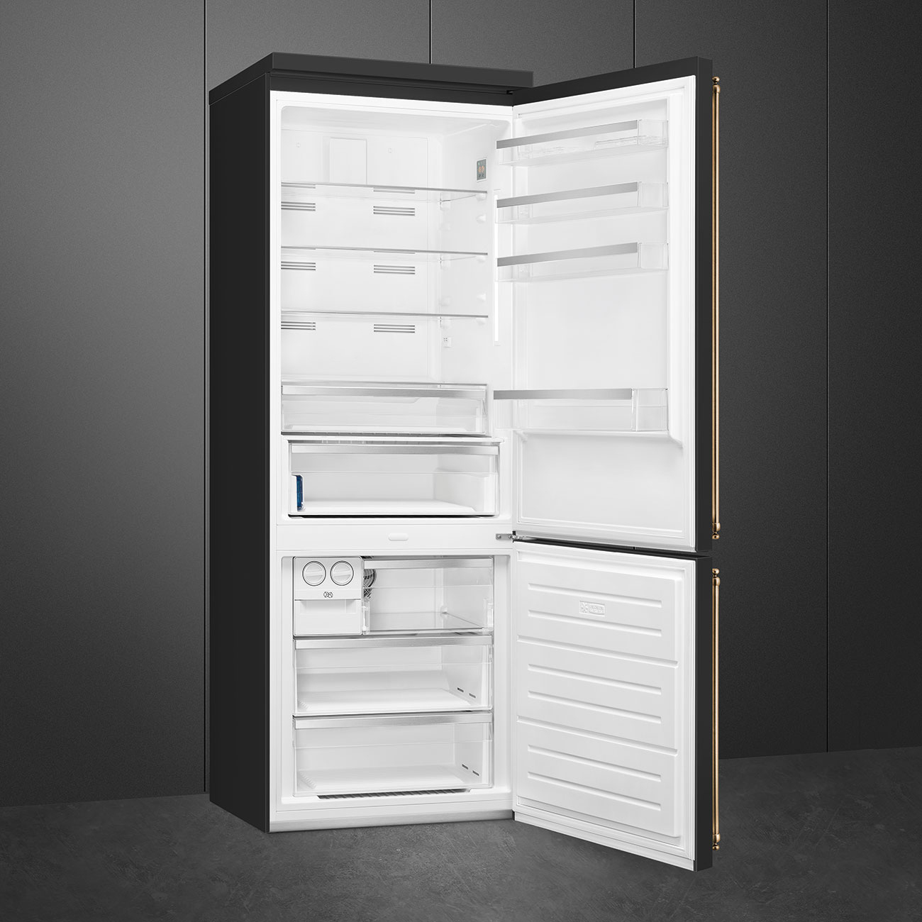 Refrigerador Smeg negro, abierto, mostrando estantes, cajones e interior.