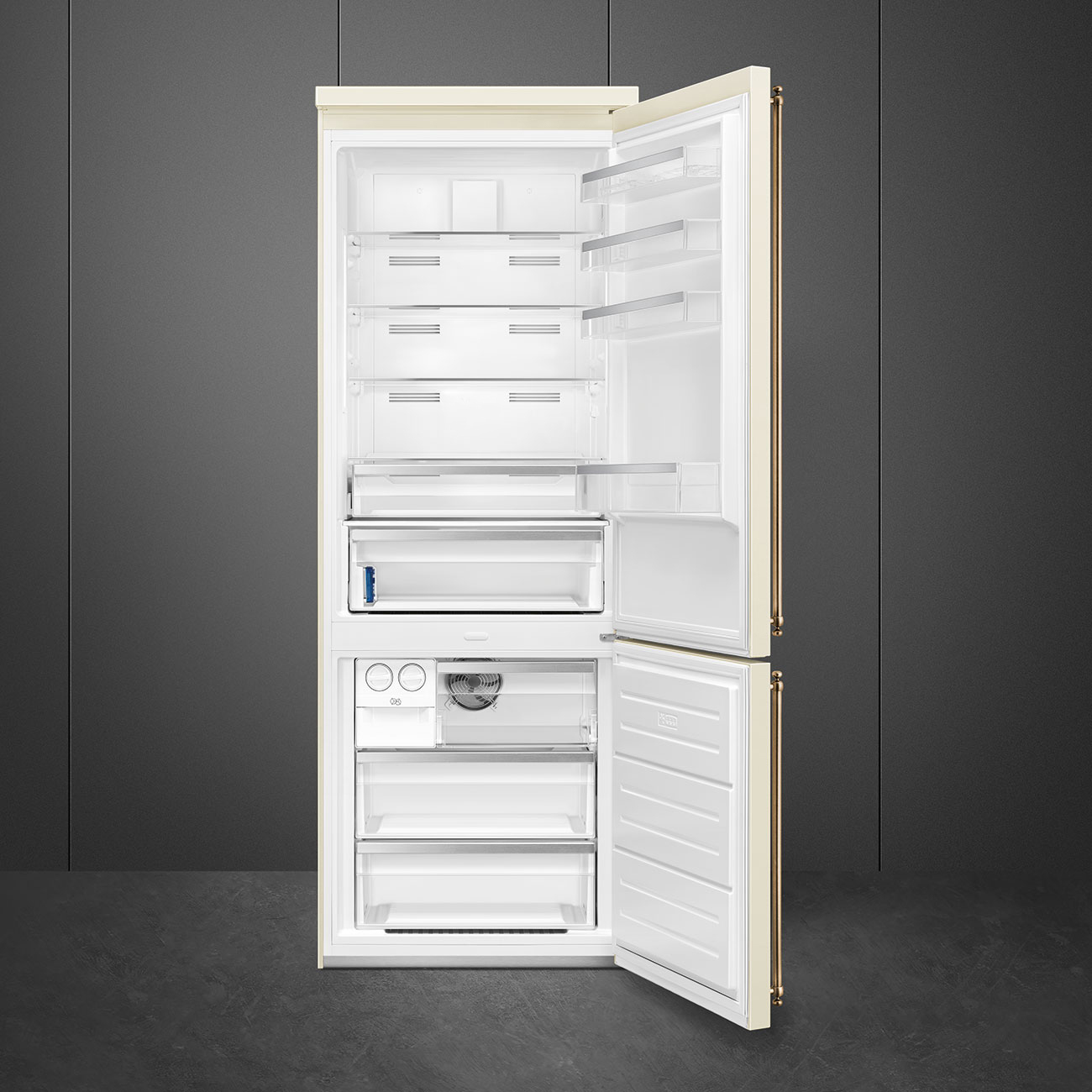 Refrigerador SMEG beige, abierto. El interior muestra estantes, cajones y una luz. Fondo gris oscuro.