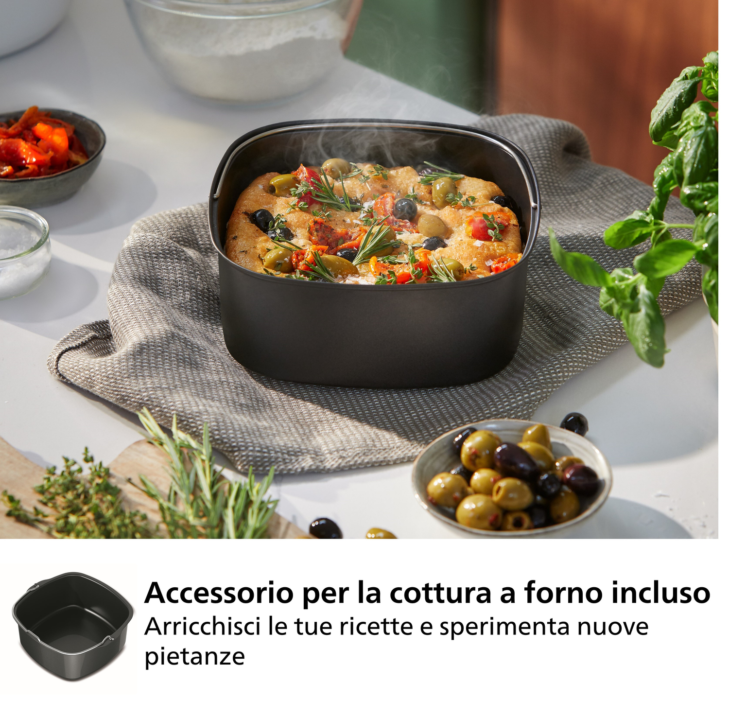 Kosz do frytownicy z pieczonym chlebem focaccia i oliwkami.