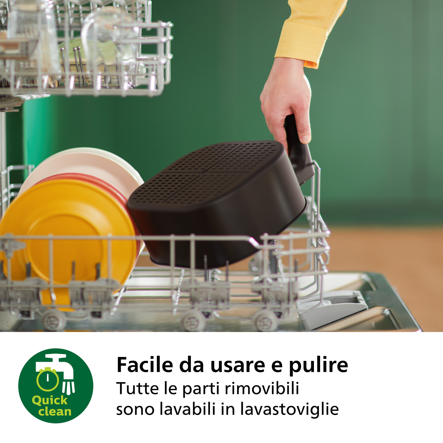 Ręka wyjmująca kosz frytownicy ze zmywarki.