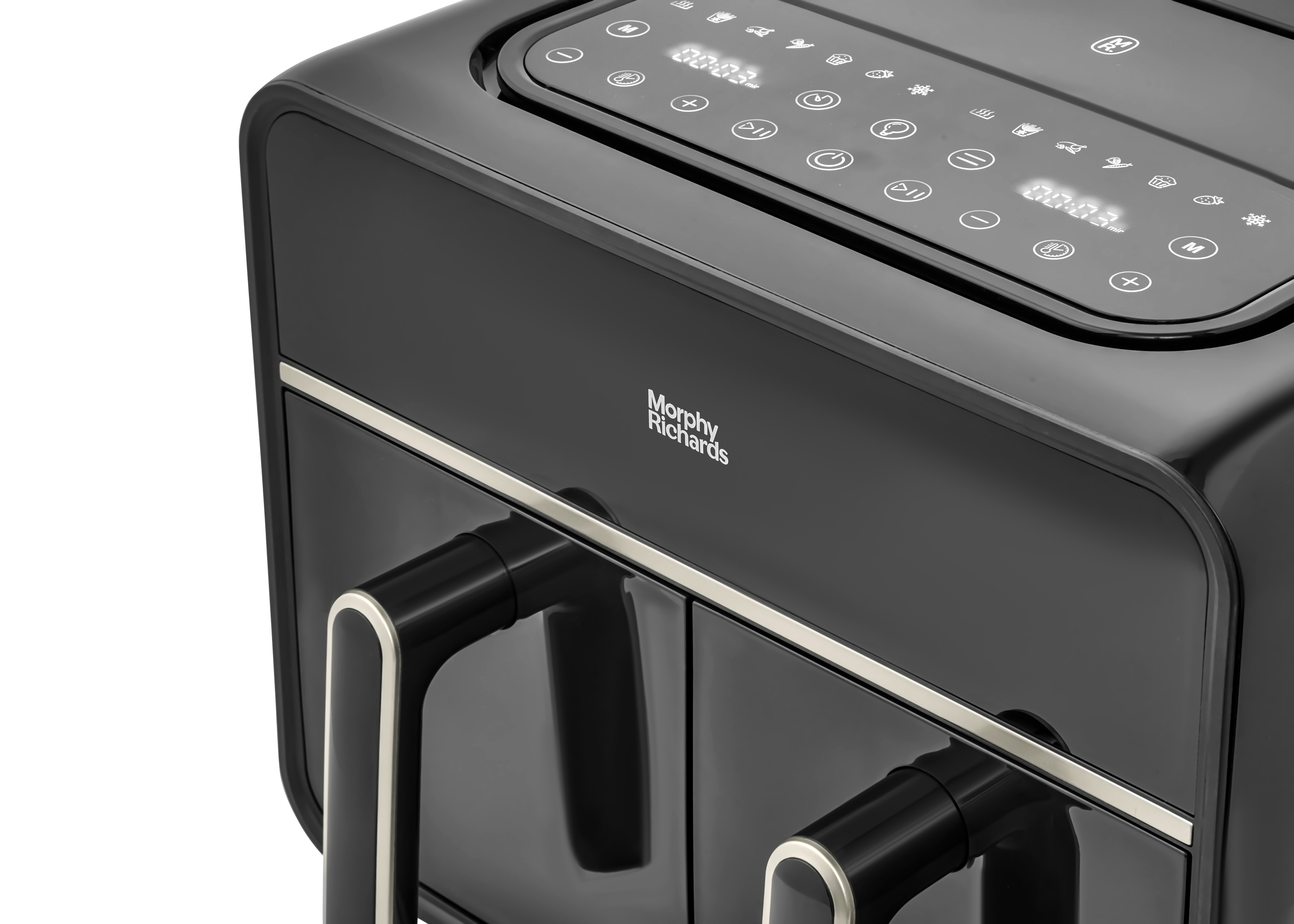 Primo piano di una friggitrice ad aria nera, marchio Morphy Richards, con maniglie e pulsanti.