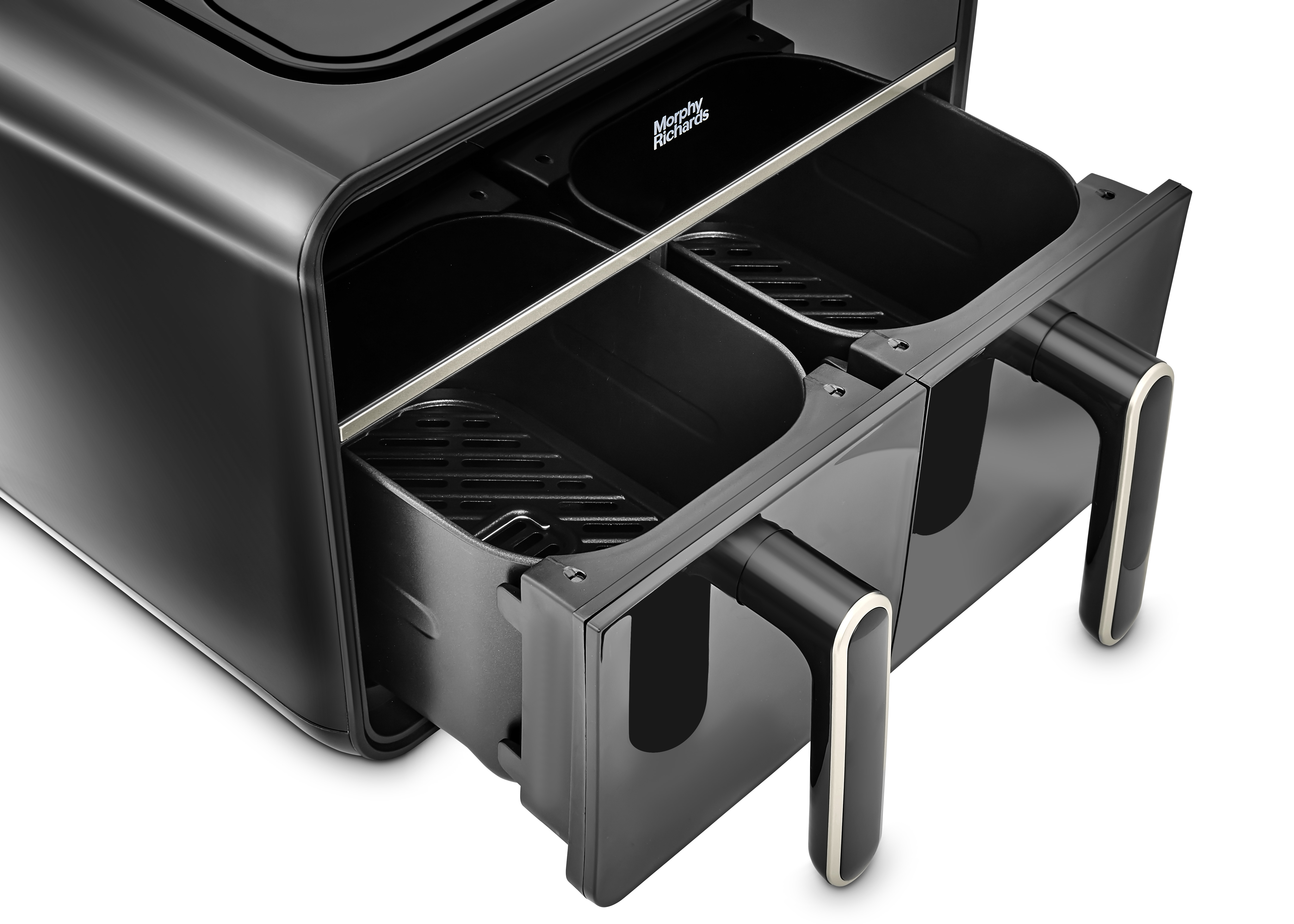 Primo piano di una friggitrice ad aria nera, con vassoi rimovibili, marchio Morphy Richards.