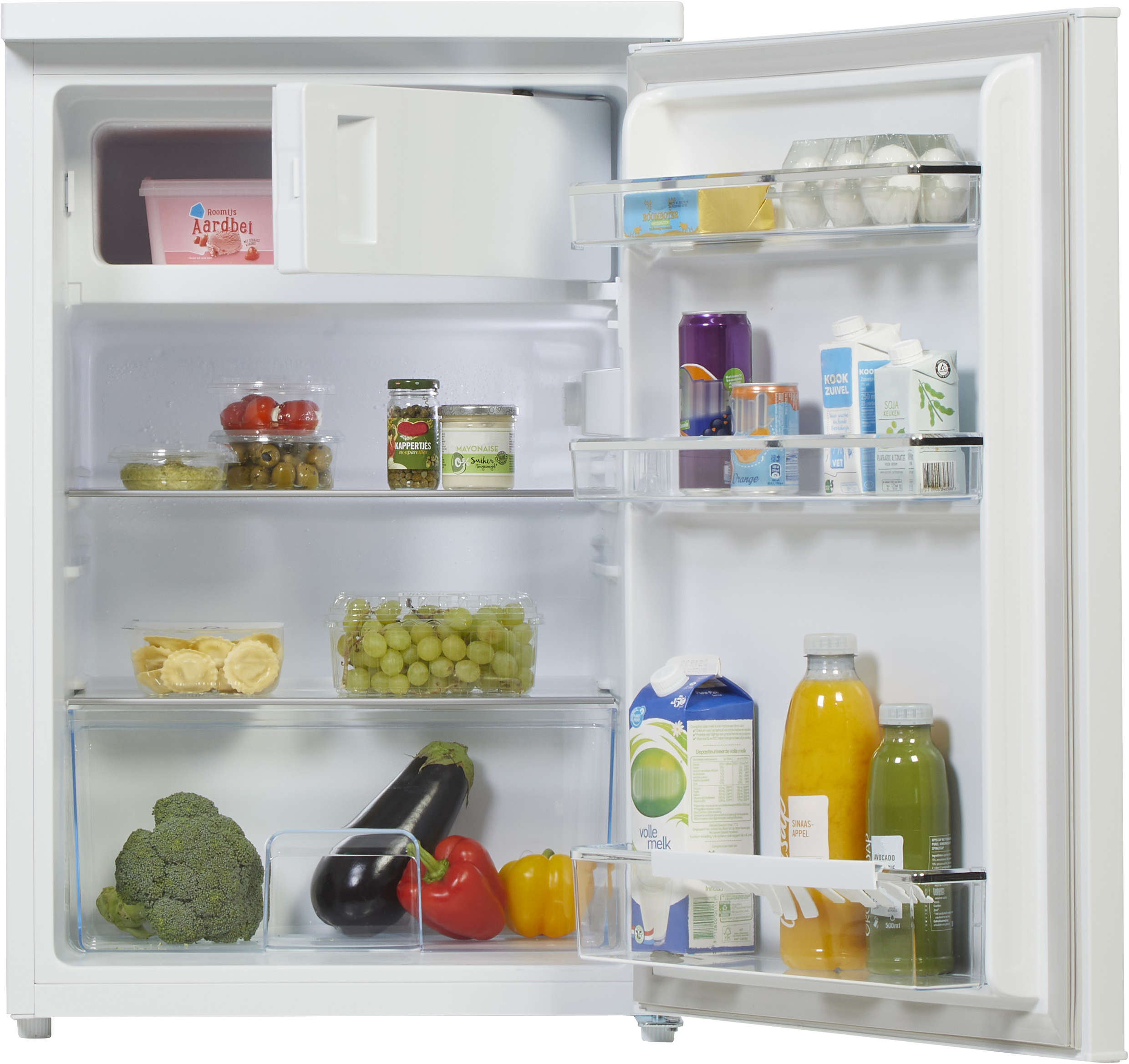 Un réfrigérateur blanc avec la porte ouverte, rempli d'aliments comme des légumes, des fruits, des boissons et des produits laitiers.