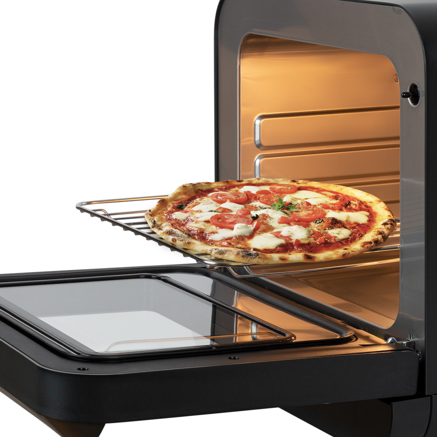 Pizza su una griglia all'interno di un forno friggitrice ad aria nero. La porta del forno è aperta.