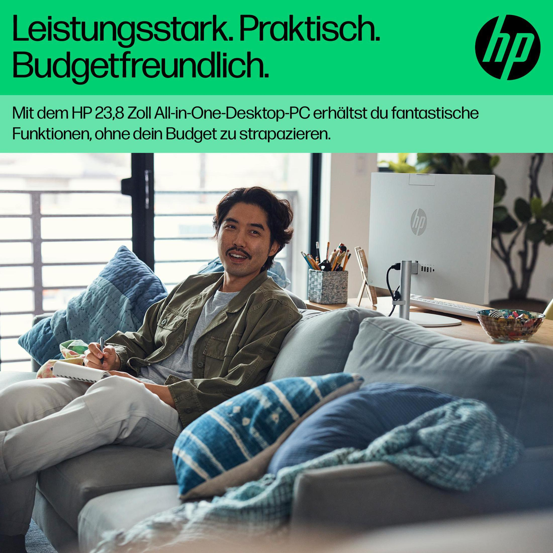 Ein Mann sitzt auf einem Sofa, im Hintergrund ein HP All-in-One-Computer. Text oben.