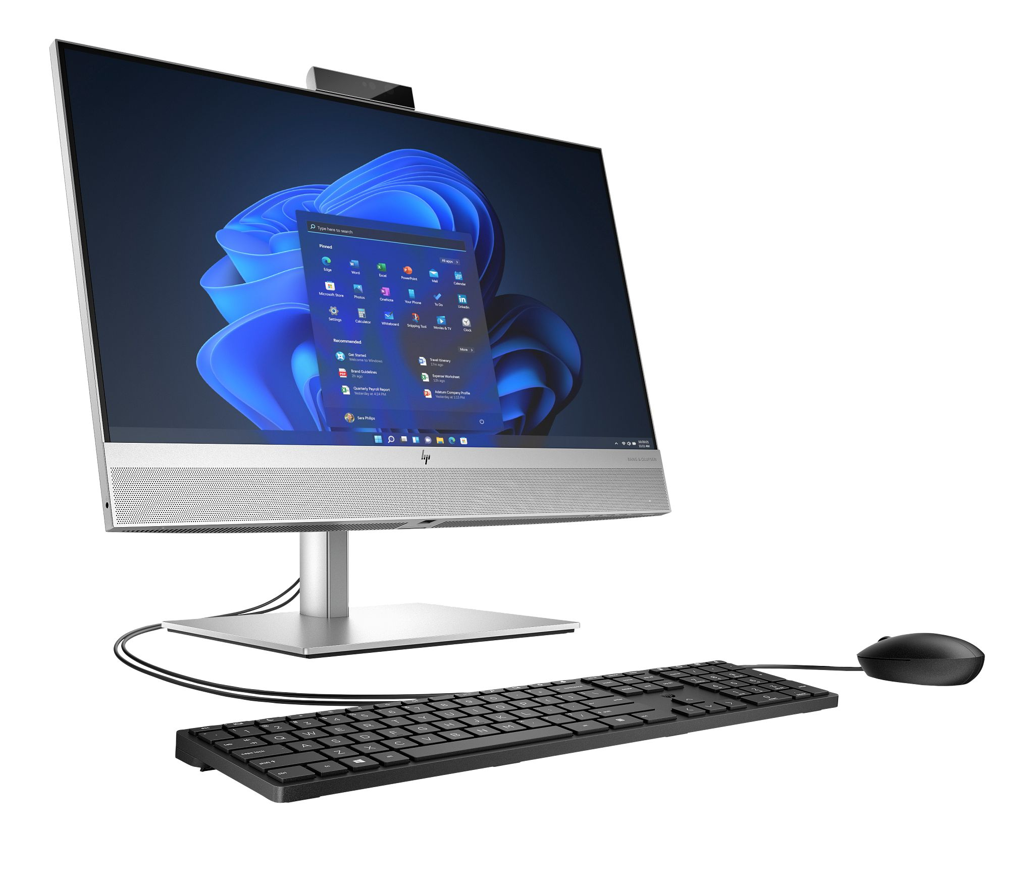 PC HP all-in-one argento e nero con tastiera e mouse neri su sfondo bianco.