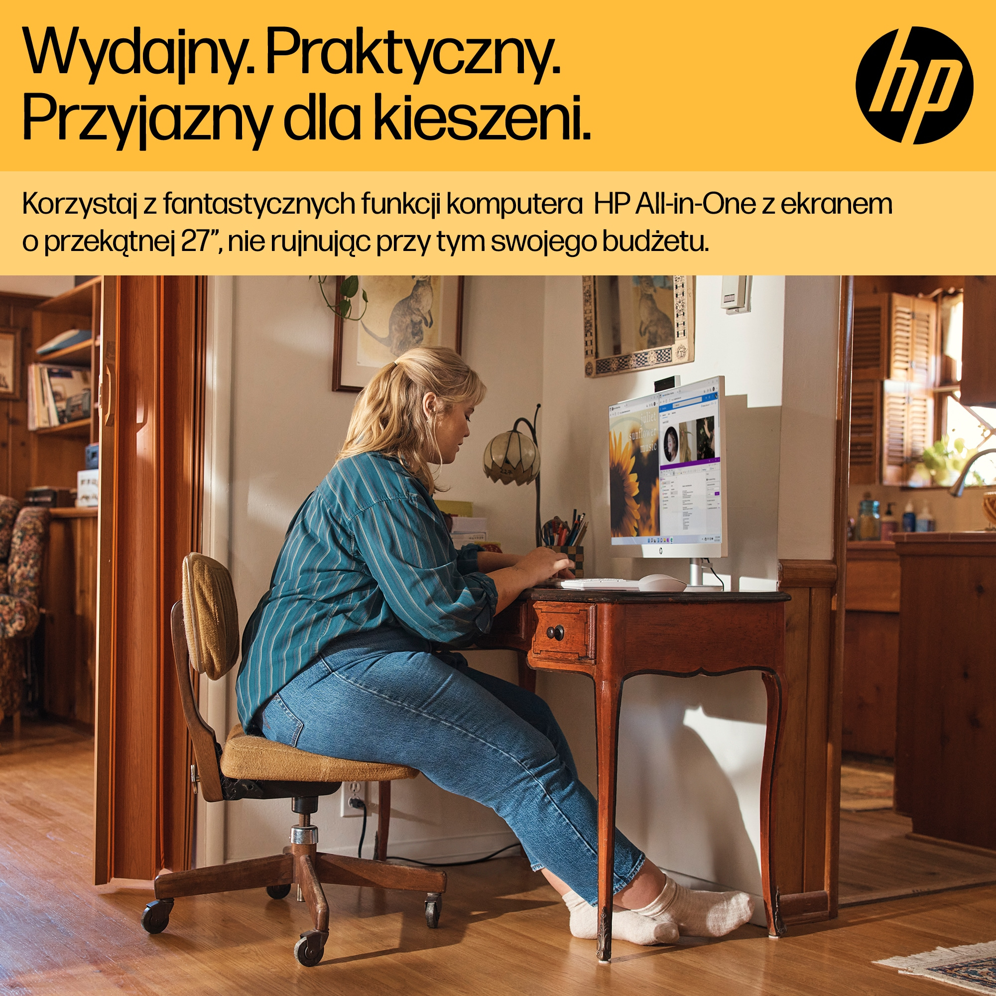 Frau arbeitet an Computer am Holztisch in gemütlicher Raumeinstellung.