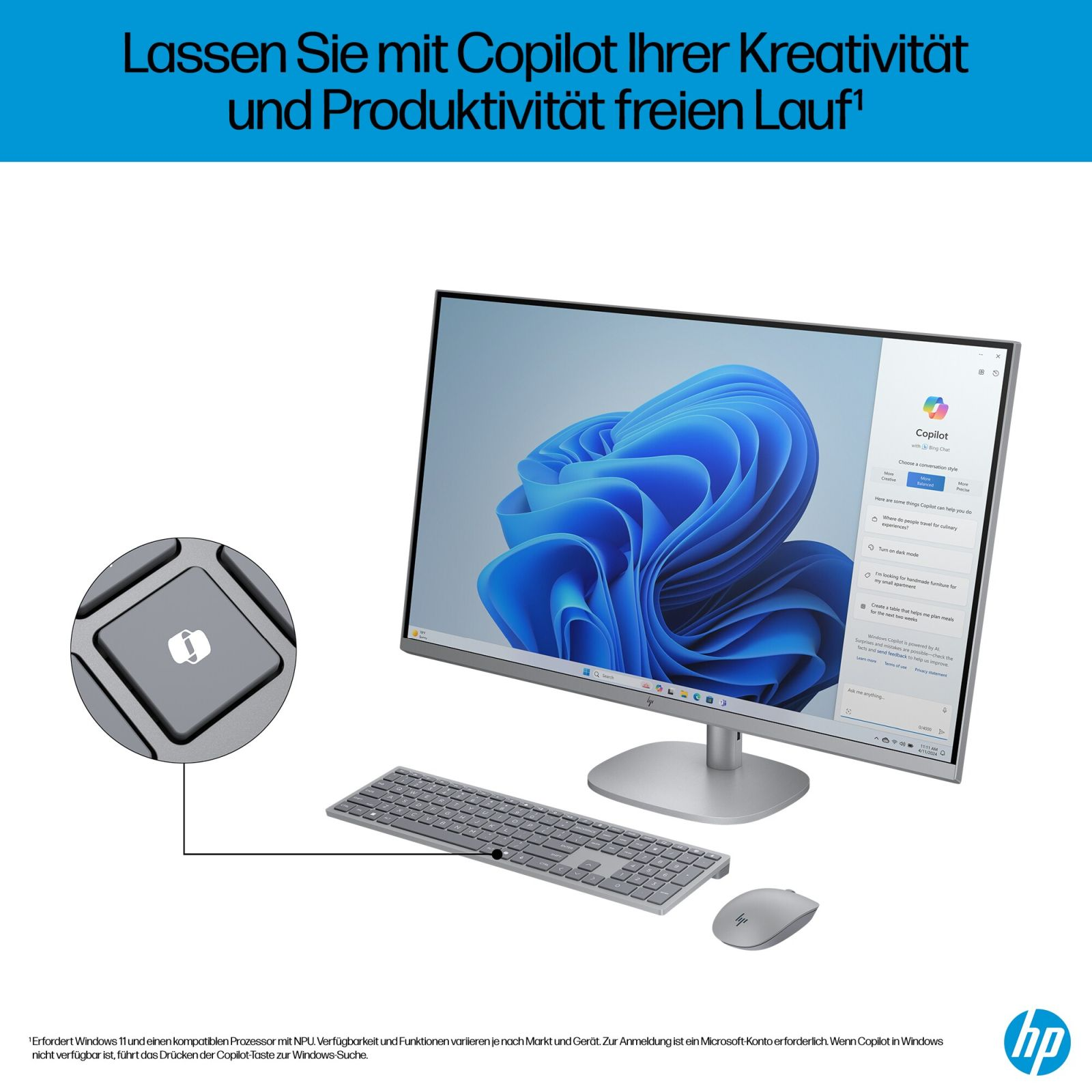 Desktop-Computer mit Monitor, Tastatur und Maus. Der Monitor zeigt die Copilot-Oberfläche an.