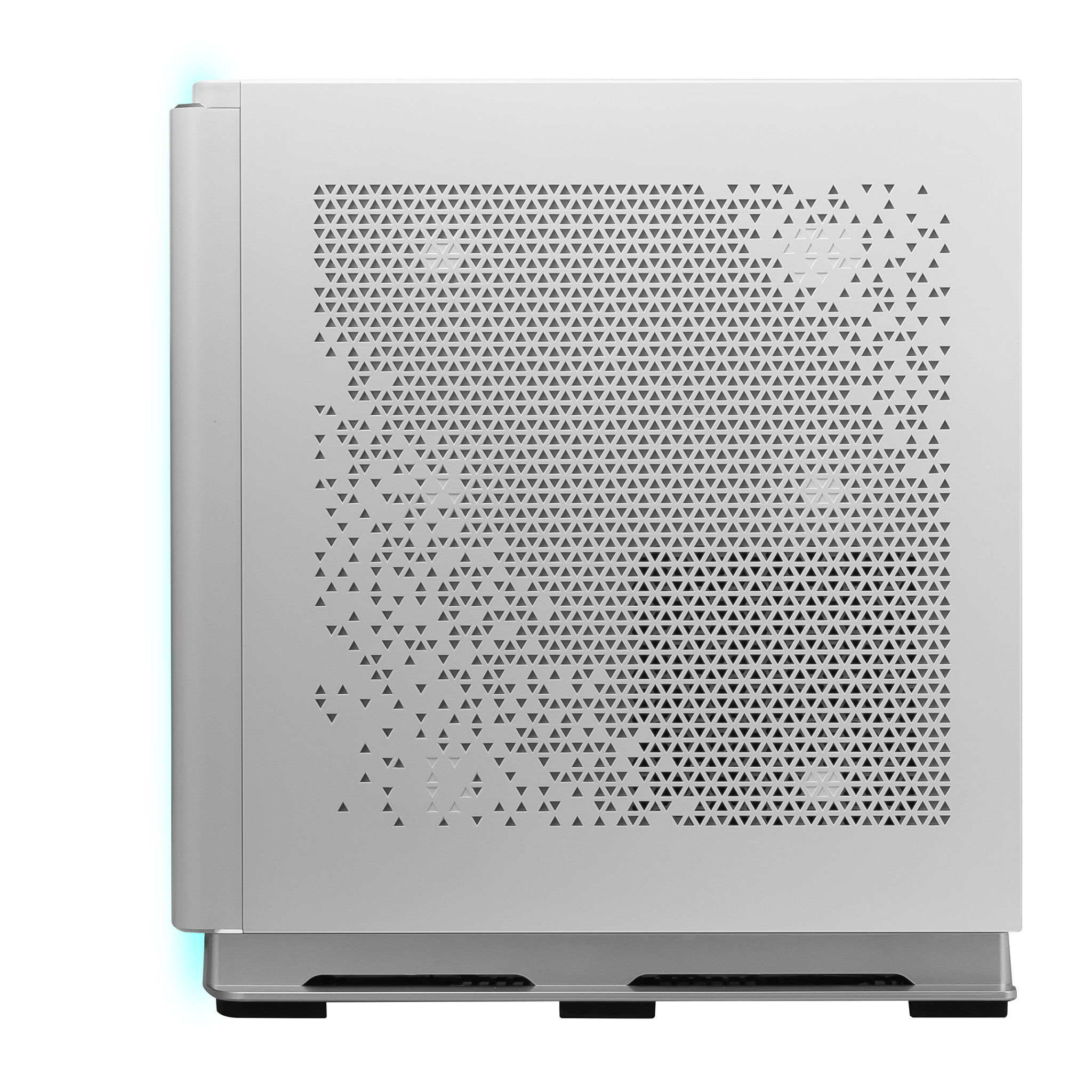 Caja de PC blanca con frontal perforado. El frente tiene un patrón de triángulo. Tiene una base negra.