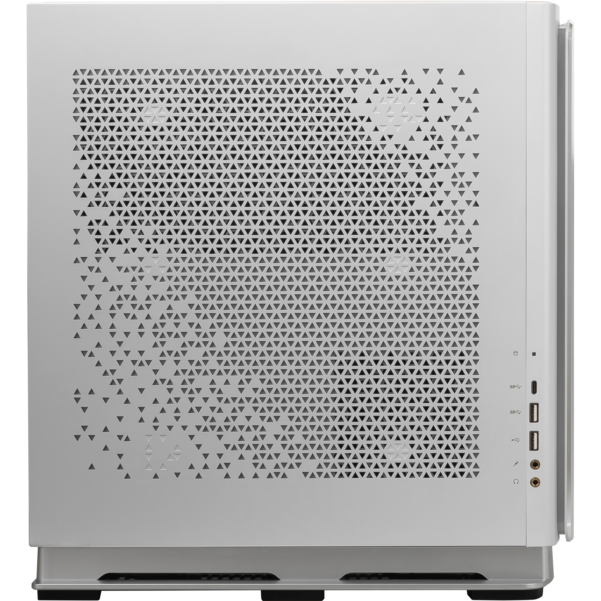 Lateral de caja de PC plateada con patrón de ventilación triangular, puertos visibles.