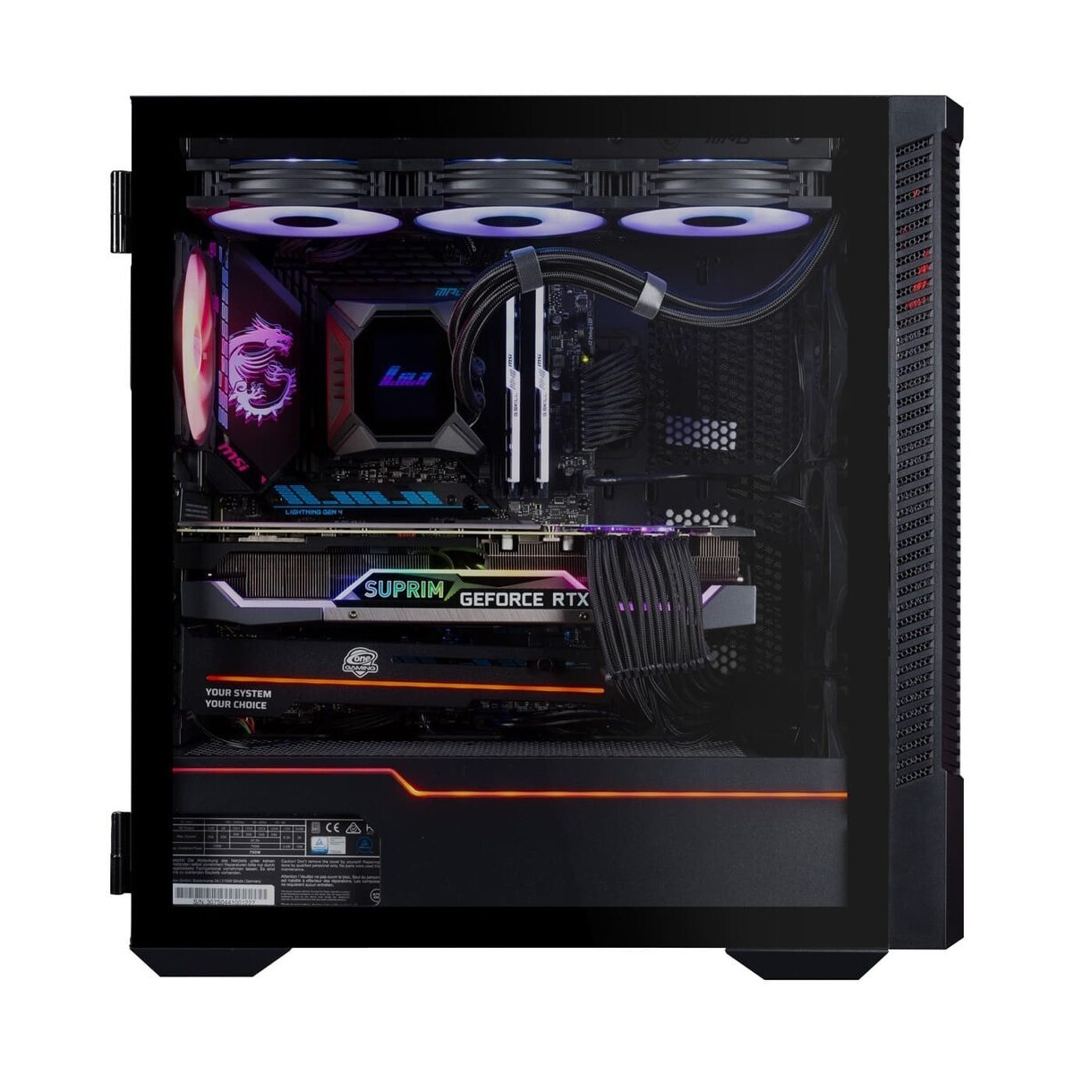 Gaming-PC mit Glas-Seitenwand. Innen sind MSI-Komponenten und RGB-Beleuchtung sichtbar. Schwarzes Gehäuse. Weißer Hintergrund.
