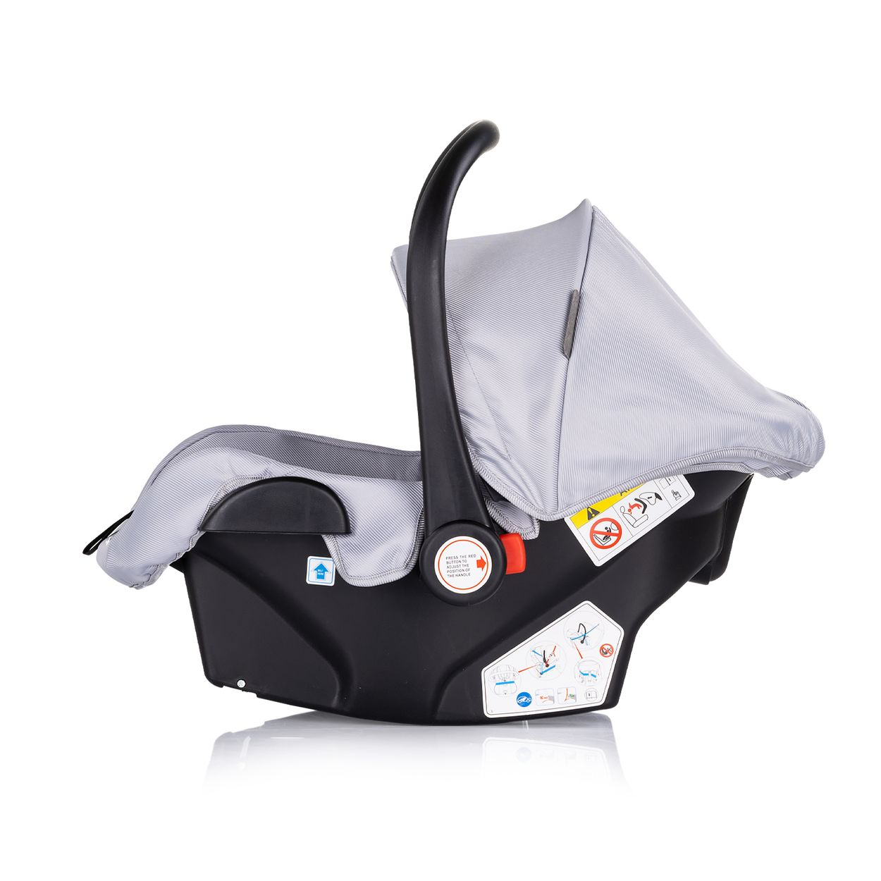 Grauer Babysitz. Schwarze Basis. Griff oben. Verdeck offen. Weißer Hintergrund.