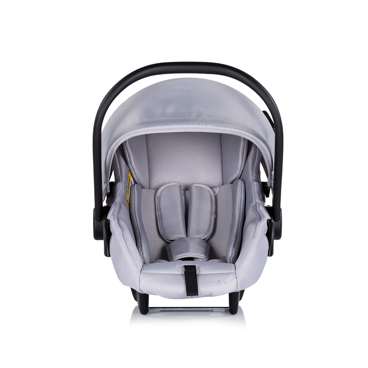 Ein grauer Babysitz. Er hat eine Haube und einen Sicherheitsgurt. Schwarzer Rahmen und Griff sind sichtbar.