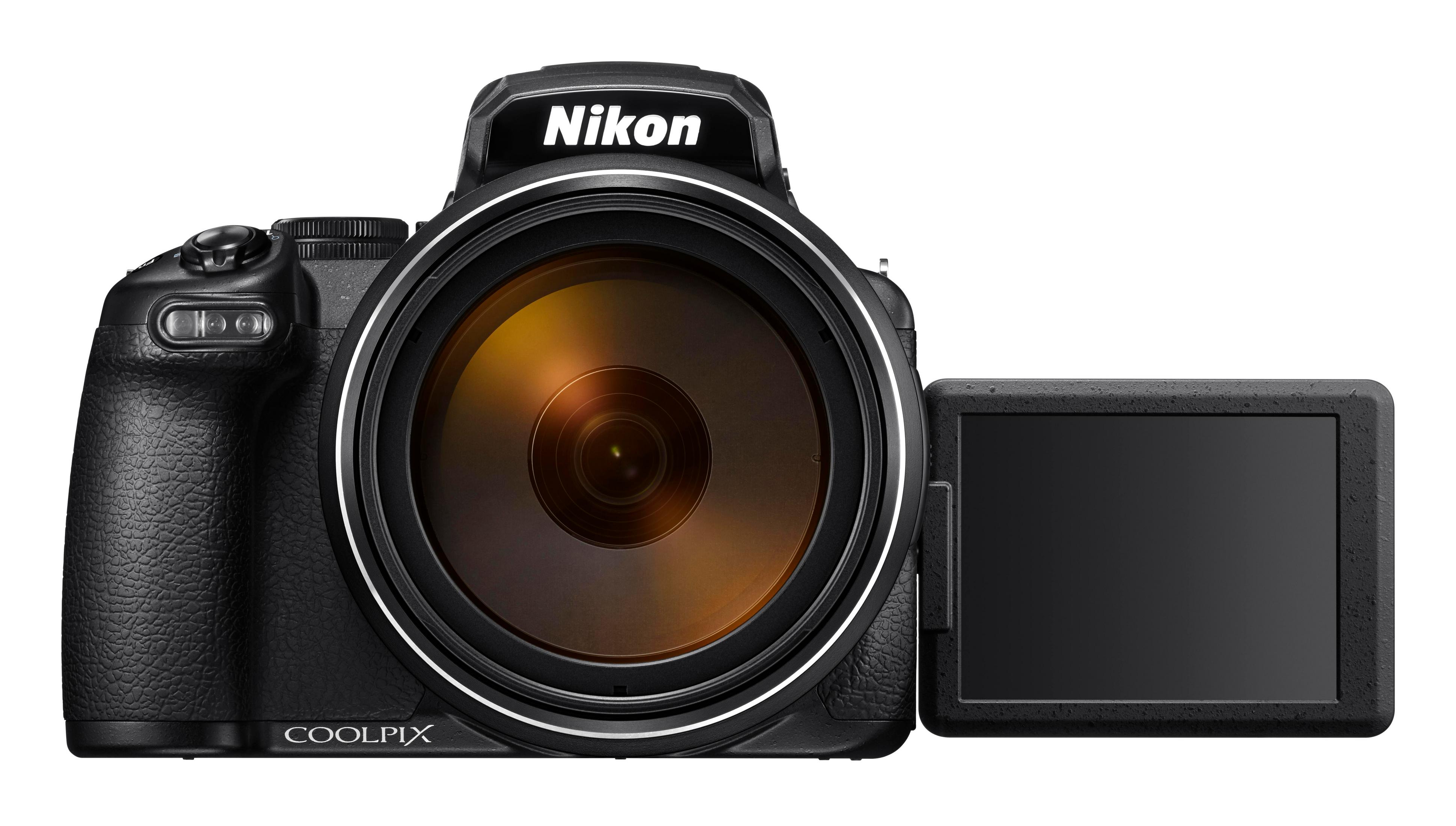 Una cámara Nikon Coolpix negra con la pantalla abierta, aislada sobre blanco.
