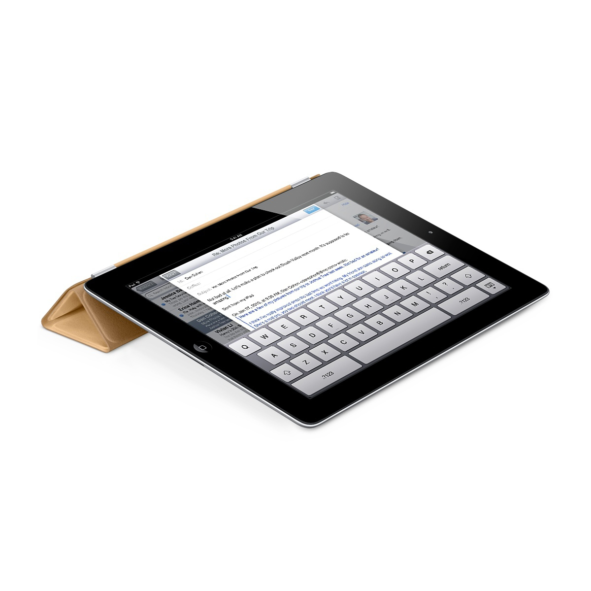 Un iPad in una custodia beige con tastiera, mostra un messaggio di testo sullo schermo.
