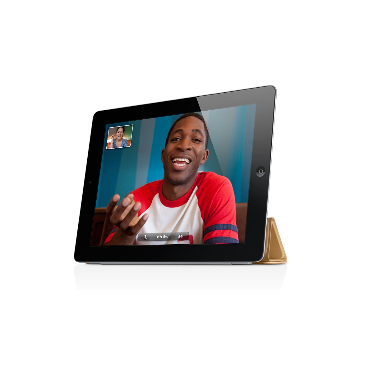 iPad che mostra una videochiamata con un uomo e una donna, sfondo bianco.